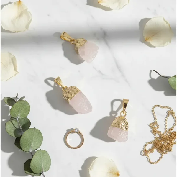 dije de cuarzo rosa con baño dorado - piedras naturales - gregorina